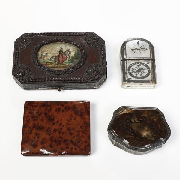 Quattro scatoline diverse in metallo e altri materiali