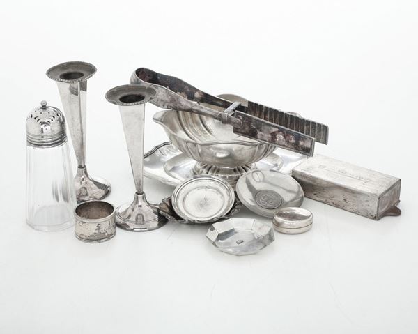 Lotto misto di oggetti in argento e metallo