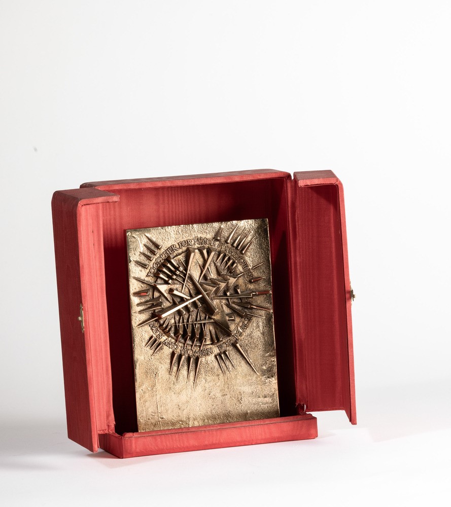 Arnaldo Pomodoro - Premio Together for Peace Foundation, scultura in bronzo dorato, 1998