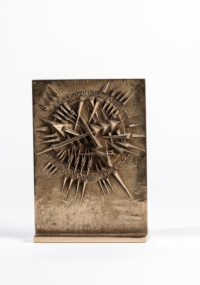 Arnaldo Pomodoro - Premio Together for Peace Foundation, scultura in bronzo dorato, 1998