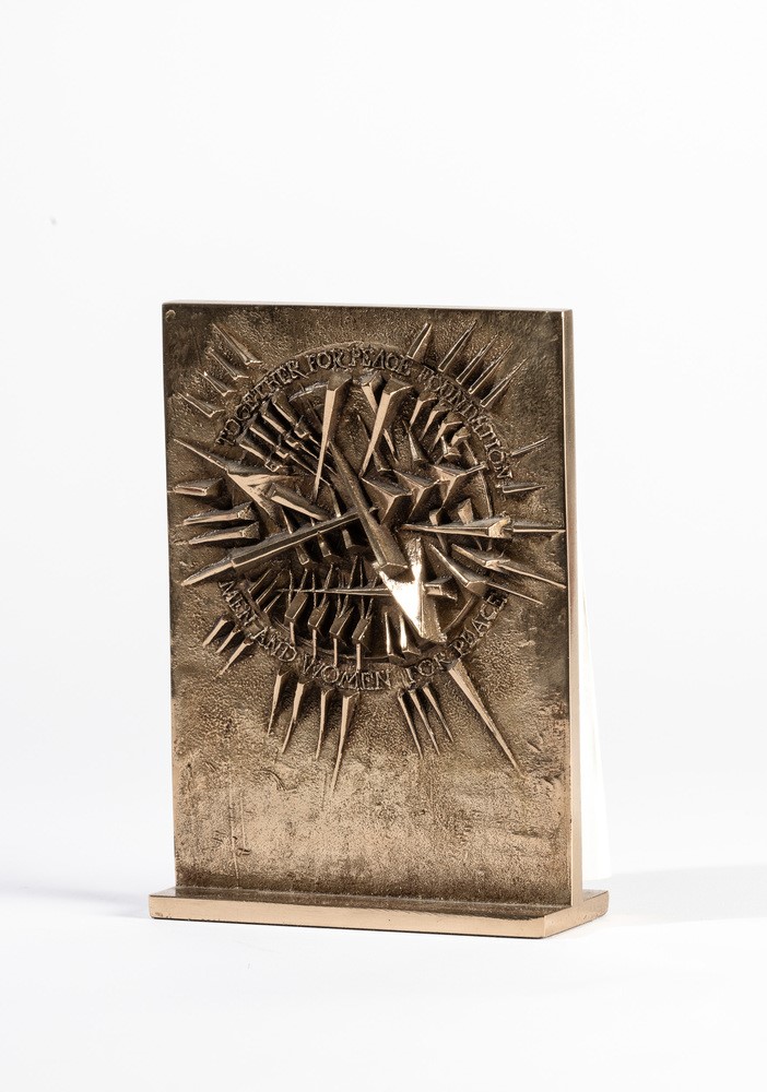 Arnaldo Pomodoro - Premio Together for Peace Foundation, scultura in bronzo dorato, 1998
