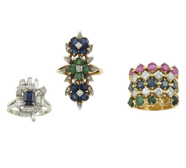 Lotto composto da tre anelli con diamanti, zaffiri, smeraldi e rubini