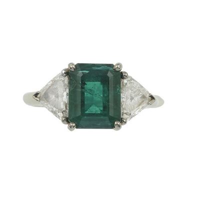 Anello con Smeraldo Sintetico e Due Diamanti Triangolari di Ct 0.80 Circa Cad
