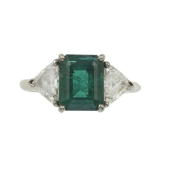 Anello con smeraldo sintetico e due diamanti triangolari di ct 0.80 circa cad