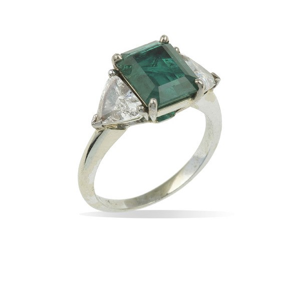 Anello con Smeraldo Sintetico e Due Diamanti Triangolari di Ct 0.80 Circa Cad