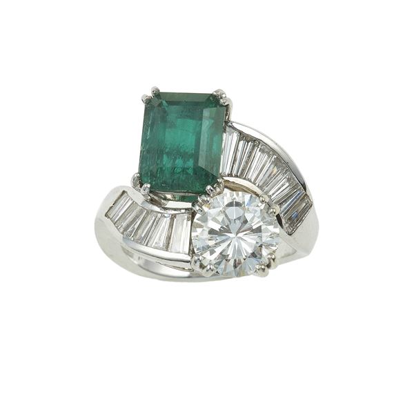 Anello con diamante taglio brillante di ct 1.56 circa e smeraldo sintetico con diamanti a contorno