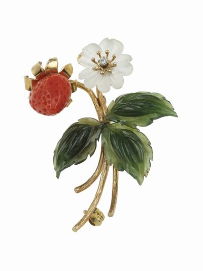 Spilla “fragolina di bosco”, corallo, quarzo, nefrite e diamante, in oro 585
