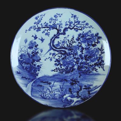 Giappone, Grande piatto in porcellana Arita bianca e blu, decorazione naturalistica e iscrizioni ...