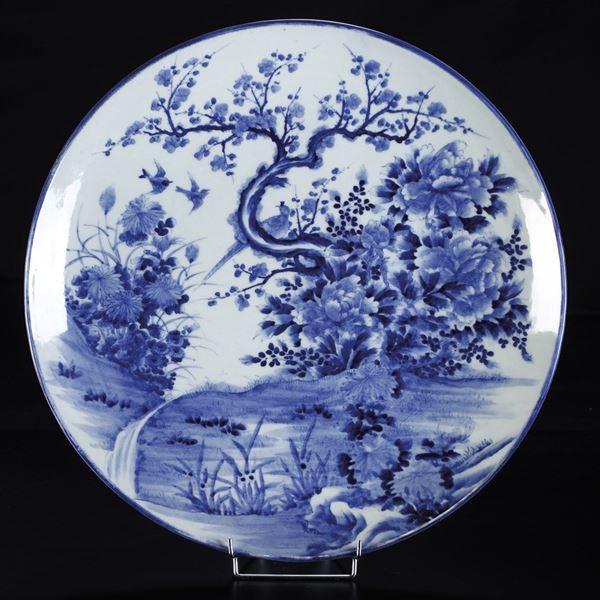 Grande piatto in porcellana bianca e blu con decoro naturalistico, Cina, Dinastia Qing, XIX secolo