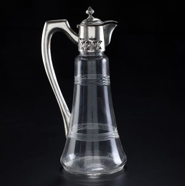 Caraffa con finimenti in argento. Manifattura estera del XX secolo
