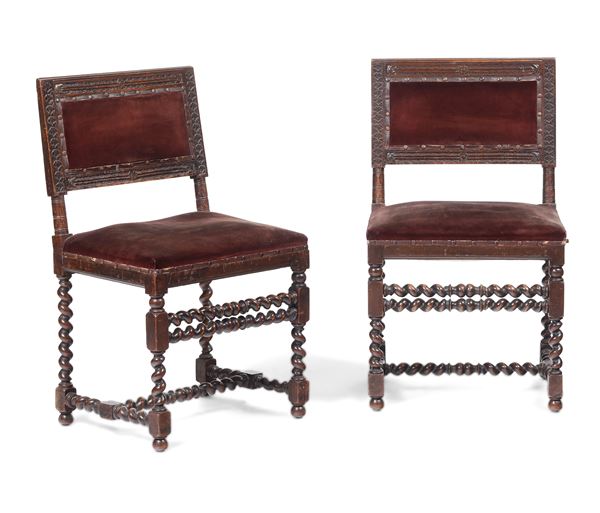 Coppia di sedie a rocchetto in legno intagliato. XVII-XVIII secolo