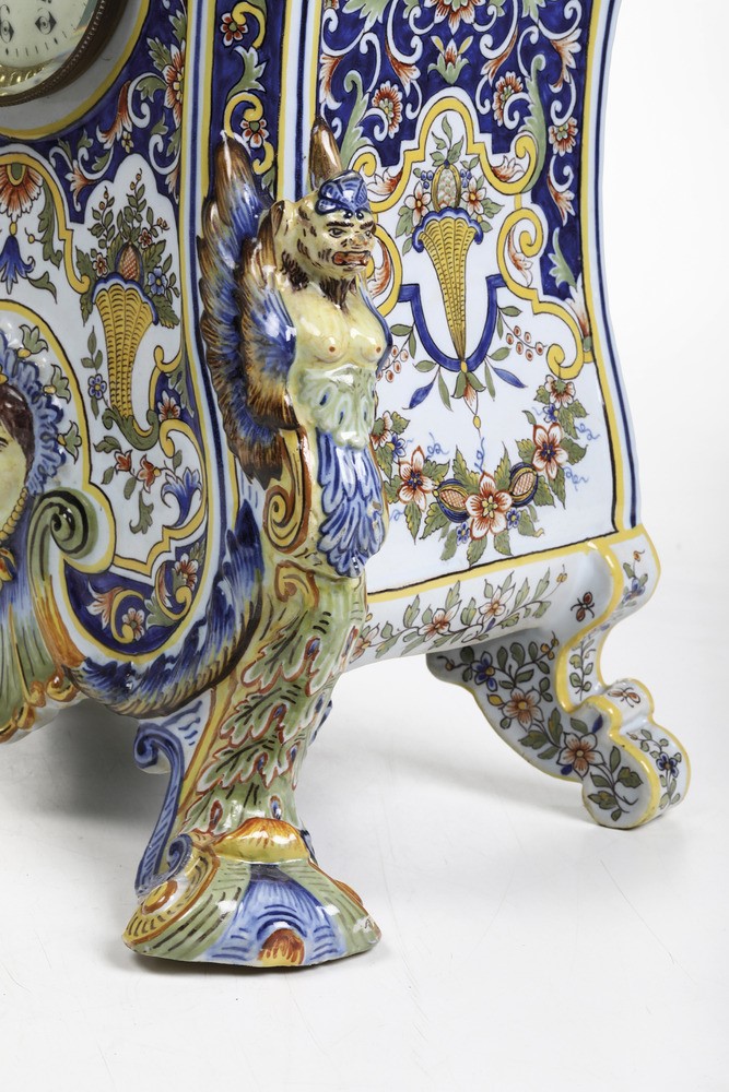 Pendola con Cassa in Maiolica Interamente Dipinta sul Fronte, sui Fianchi e sul Retro. Francia Fi...