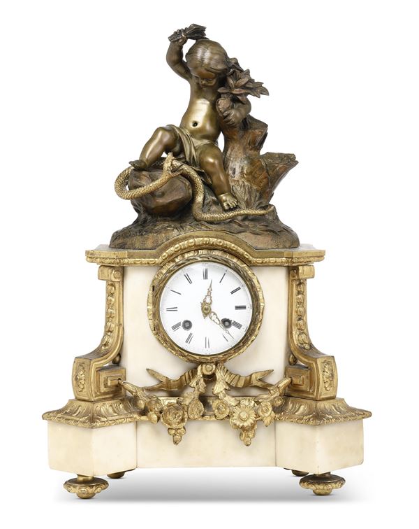 Pendola in marmo e bronzo dorato e brunito raffigurante fanciulla che scaccia un serpente. Francia XIX secolo