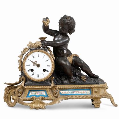 Pendola Raffigurante Bacco Fanciullo in Metallo Dorato, Brunito e Placche "sevres" Dipinte. Franc...