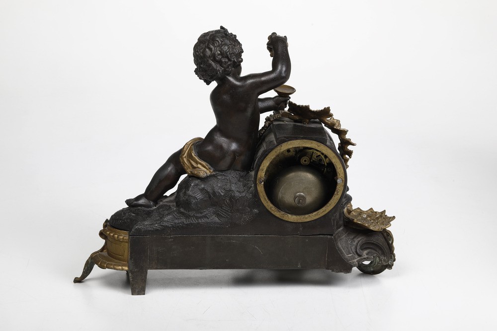 Pendola Raffigurante Bacco Fanciullo in Metallo Dorato, Brunito e Placche "sevres" Dipinte. Franc...