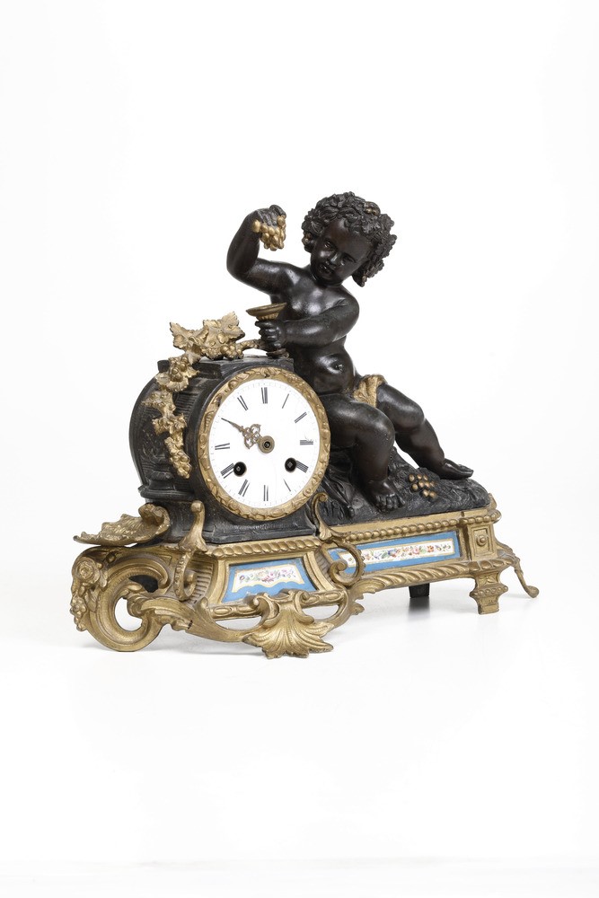 Pendola Raffigurante Bacco Fanciullo in Metallo Dorato, Brunito e Placche "sevres" Dipinte. Franc...