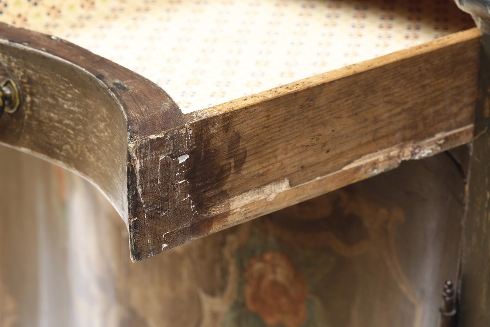 Credenza Laccata a Due Ante. XVIII-XIX Secolo