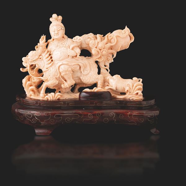 Figura di dignitario su drago scolpita in corallo rosa, Cina, inizi XX secolo