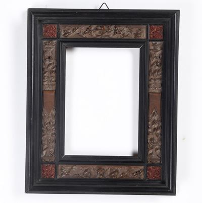 Piccola Cornice Fiorentina Finemente Intagliata in Legno Ebanizzato, Noce e Vetro Marmorizzato. X...
