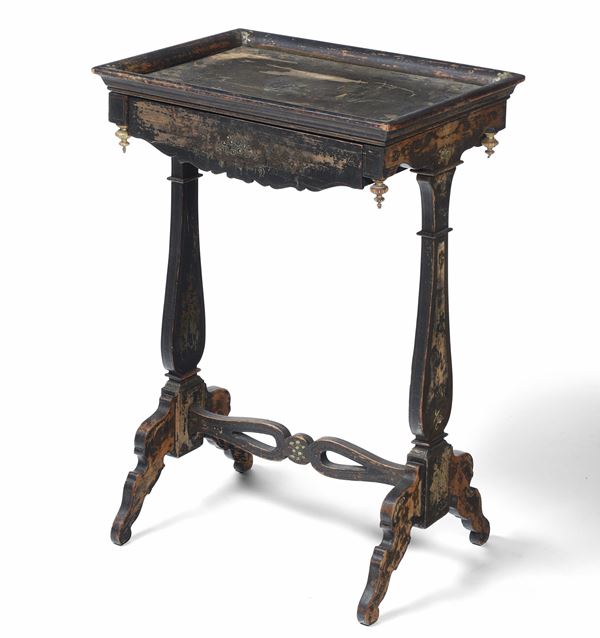 Tavolino da lavoro in legno ebanizzato e dipinto a cineserie. XIX secolo