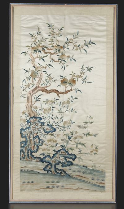 Tessuto Finemente Ricamato in Seta Raffigurante Soggetto Naturalistico, Cina, Dinastia Qing, XIX ...
