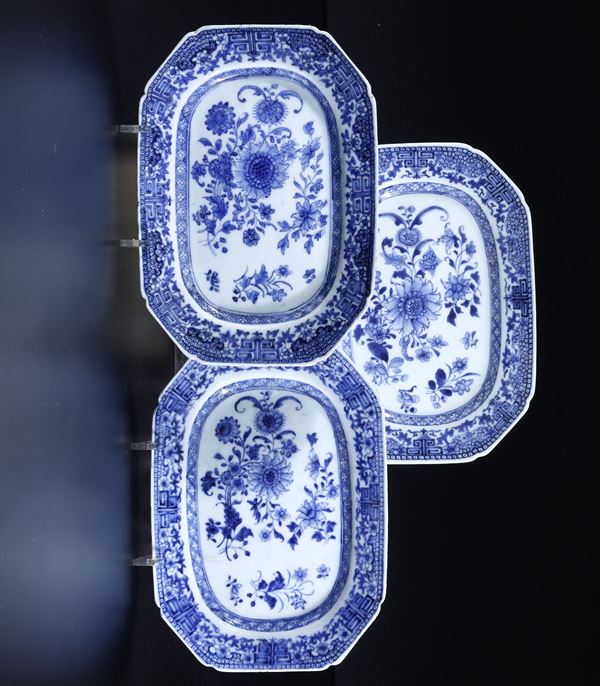 Tre piatti ottagonali bianchi blu con decoro di fiori, Cina, Dinastia Qing, epoca Qianlong, XVIII secolo