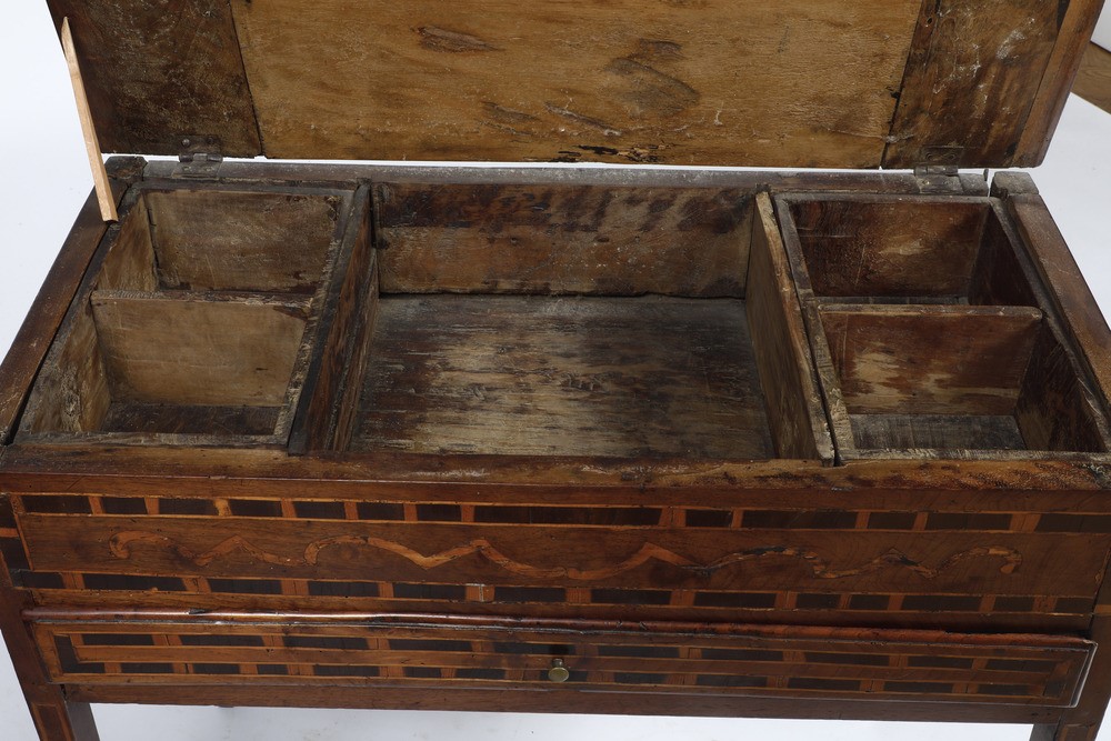 Tavolo da Muro in Legno Filettato e Intarsiato. XIX Secolo