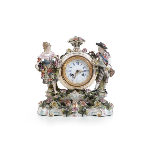 Orologio da tavolo. Germania, Manifattura di Sitzendorf, fine del XIX inizio del XX secolo.