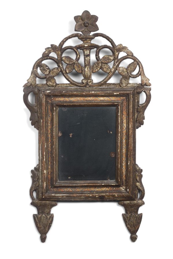Piccola specchiera in legno intagliato e dorato. XIX secolo