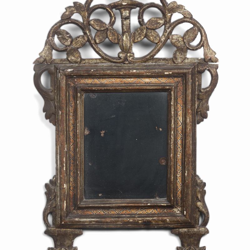Piccola specchiera in legno intagliato e dorato. XIX secolo  - Asta Antiquariato e dipinti - Cambi Casa d'Aste