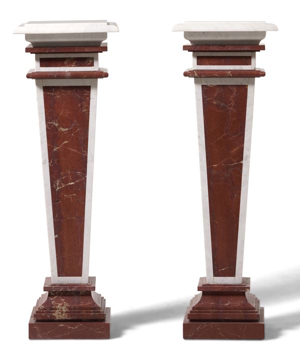 Coppia di colonne a Erma in marmo rosso e bianco. XX secolo