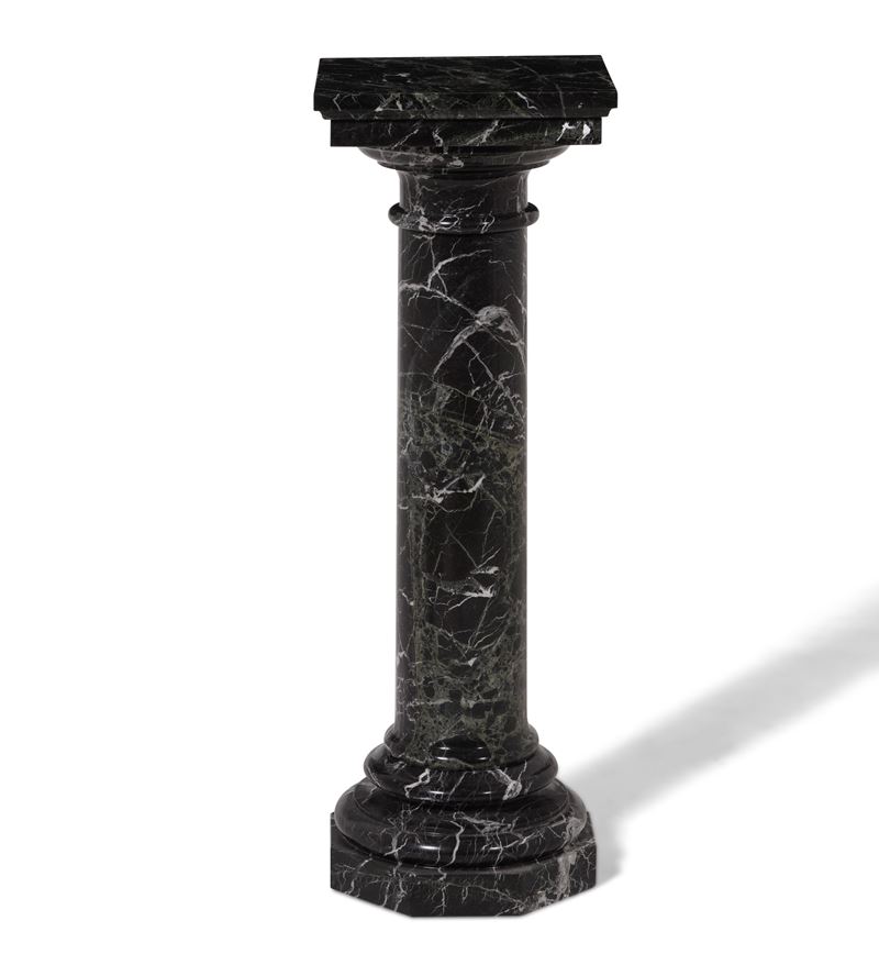 Colonna in marmo nero e verde. XX secolo  - Auction Palazzo Pugliese: Antique style furniture - Cambi Casa d'Aste