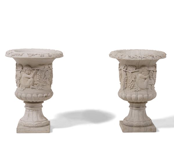 Coppia di vasi in marmo bianco scolpito, XX secolo