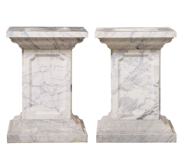 Coppia di basi in marmo bianco striato. XX secolo