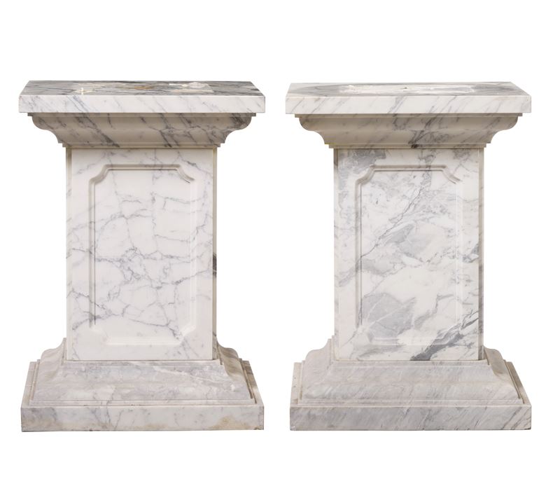 Coppia di basi in marmo bianco striato. XX secolo  - Asta Palazzo Pugliese: Decori in stile antico - Cambi Casa d'Aste
