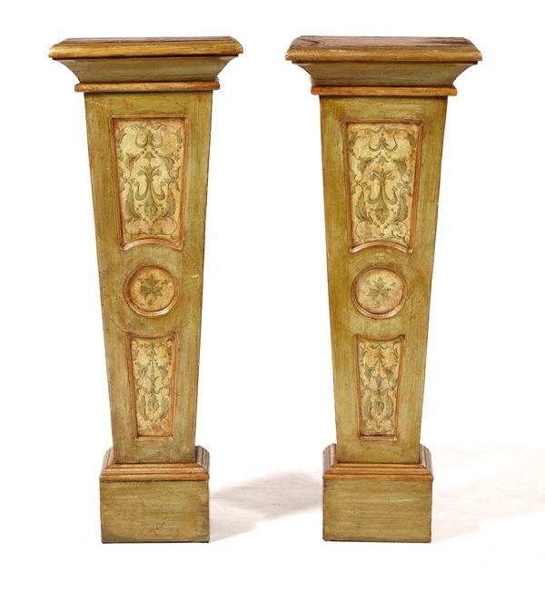 Coppia di colonne reggibusto in legno dipinto. XX secolo