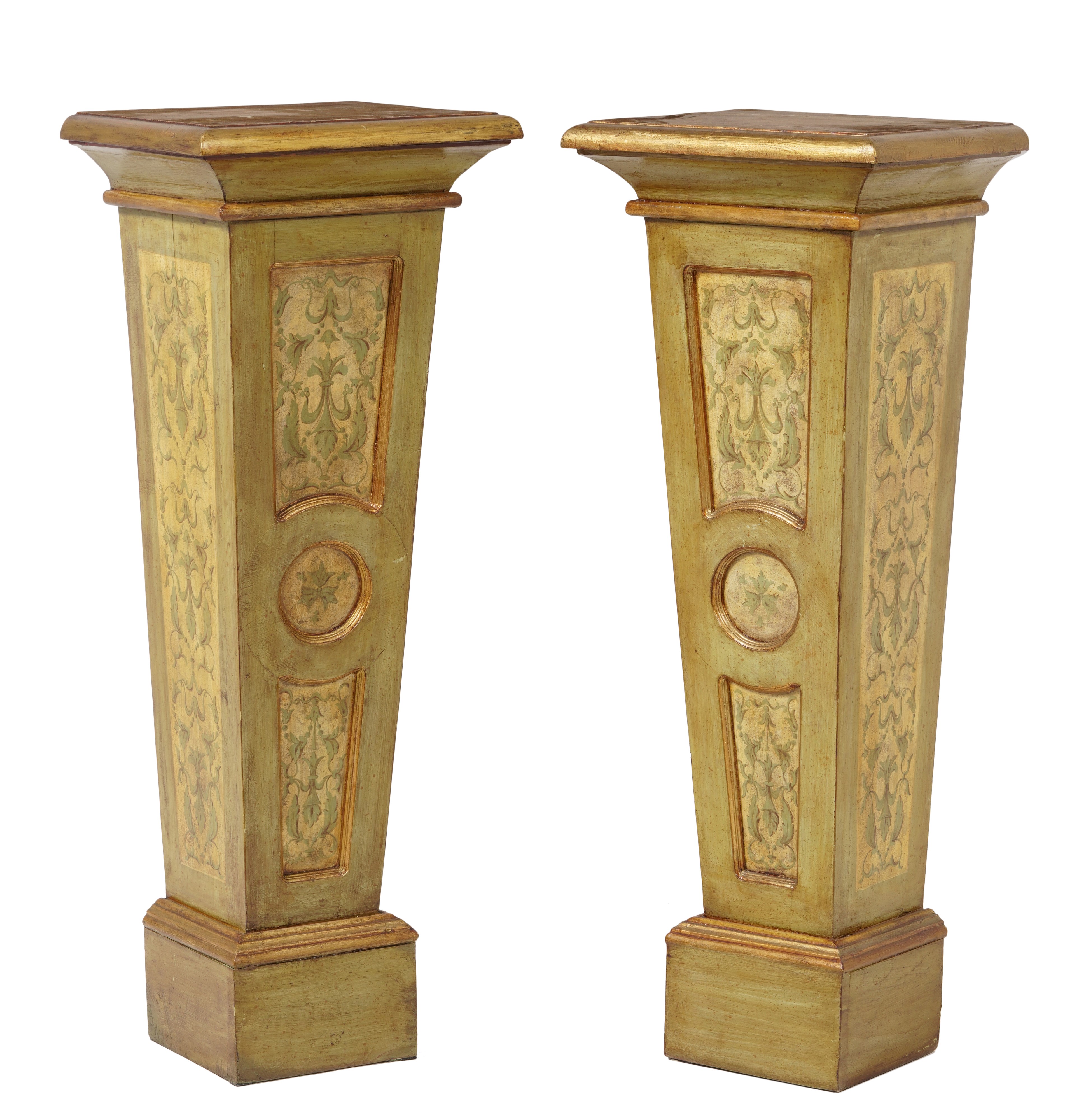 Coppia di Colonne Reggibusto in Legno Dipinto. XX Secolo