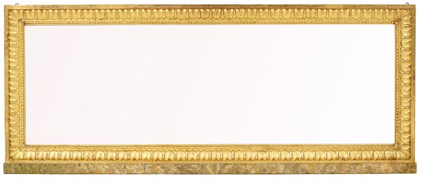 Specchiera in legno intagliato e dorato. XX secolo
