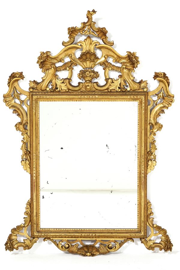 Specchiera in legno intagliato e dorato. Inizio XX secolo