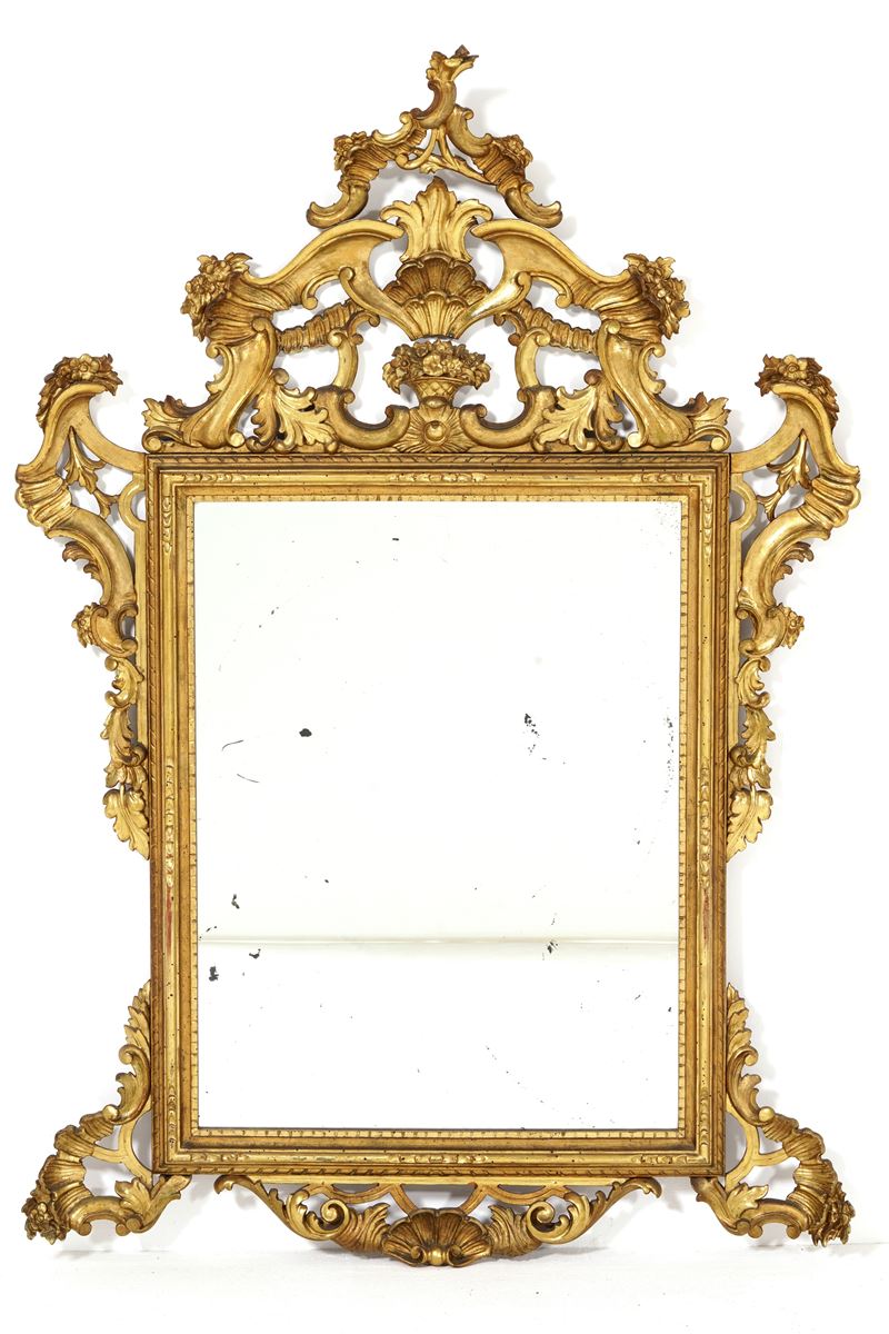 Specchiera in legno intagliato e dorato. Inizio XX secolo  - Auction Palazzo Pugliese: Antique style furniture - Cambi Casa d'Aste