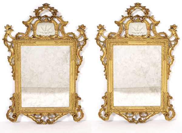 Coppia di specchiere in legno intagliato e dorato. Italia XIX-XX secolo