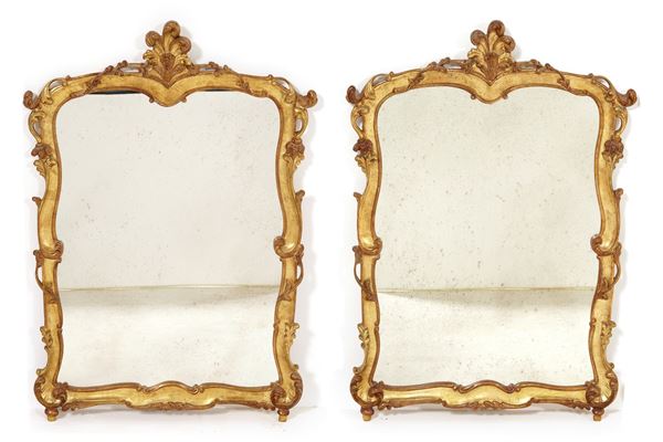Coppia di specchiere in legno intagliato e dorato. XX secolo
