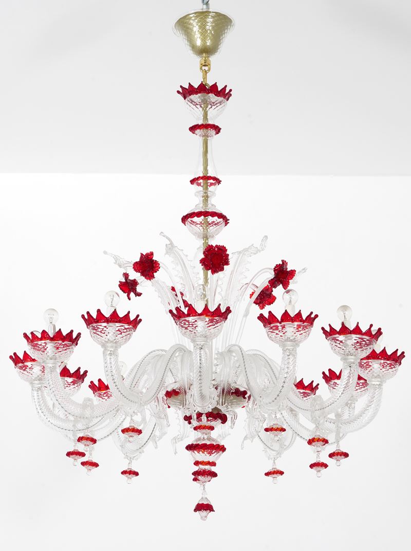 Lampadario a dodici braccia in vetro di Murano bianco e rosso  - Auction Palazzo Pugliese: Antique style furniture - Cambi Casa d'Aste