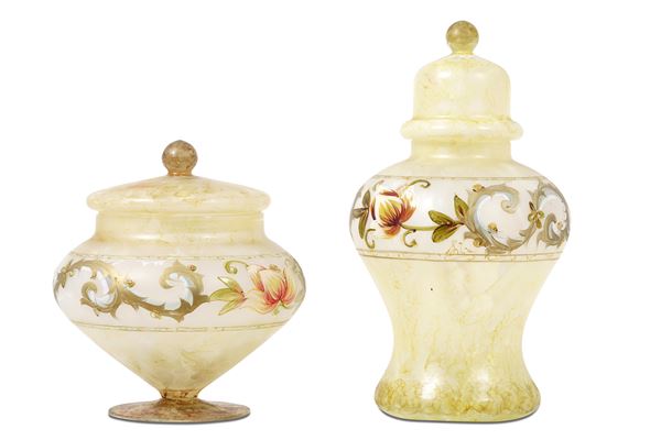 Coppia di vasi con coperchio in vetro con stampato decorazioni floreali