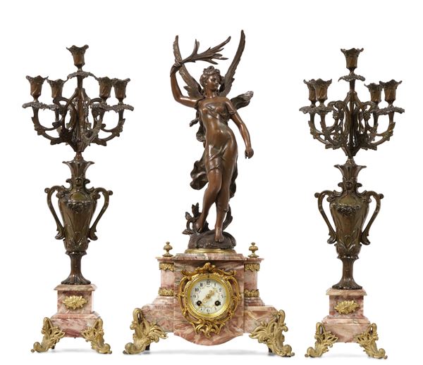 Trittico composto da coppia di candelabri e pendola in ottone e marmo rosa. XX secolo