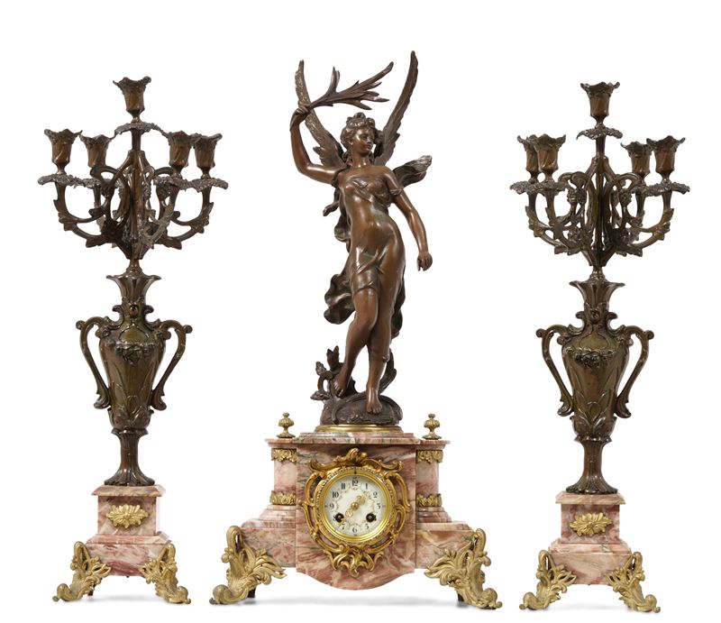 Trittico composto da coppia di candelabri e pendola in ottone e marmo rosa. XX secolo  - Auction Palazzo Pugliese: Antique style furniture - Cambi Casa d'Aste