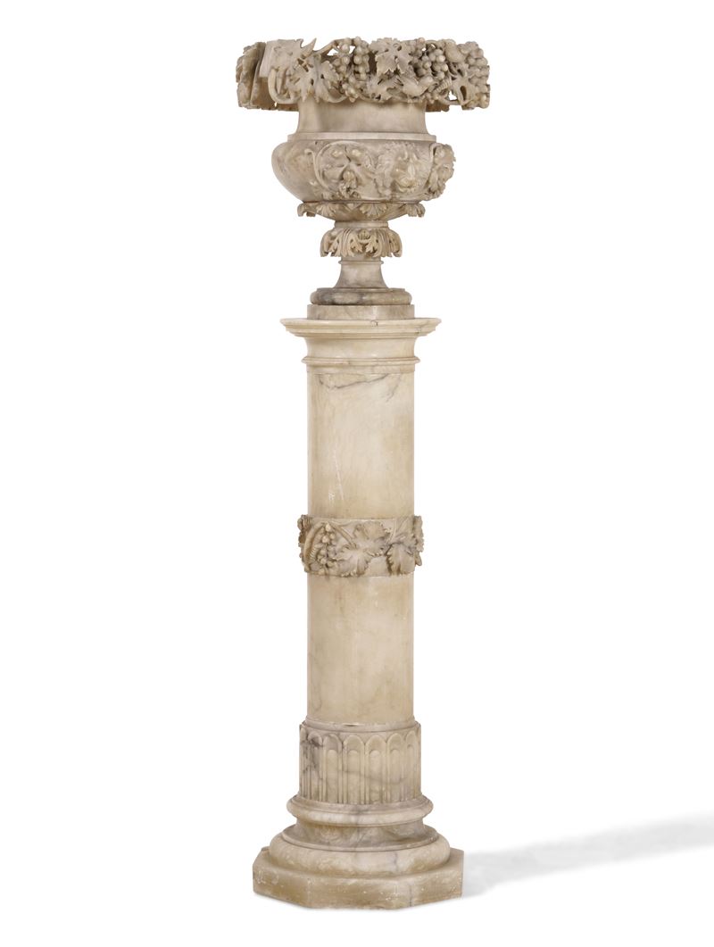 Colonna con vaso in alabastro scolpito. XX secolo  - Asta Palazzo Pugliese: Decori in stile antico - Cambi Casa d'Aste