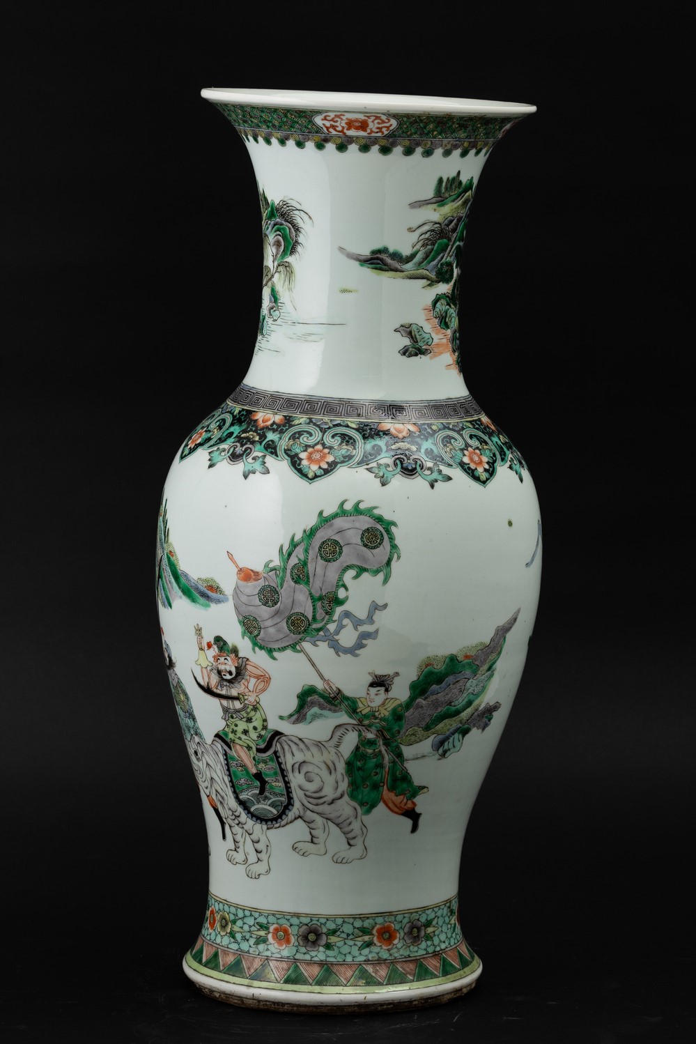 Cina, Dinastia Qing (XIX secolo), Vaso in porcellana della Famiglia Verde con guerrieri