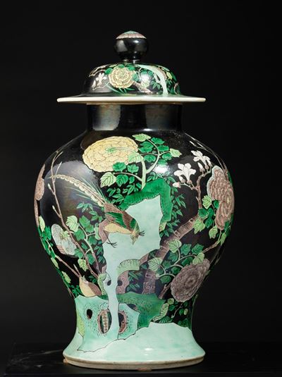 Cina, Dinastia Qing, Potiche con coperchio in porcellana Famiglia Nera raffigurante paesaggio con...
