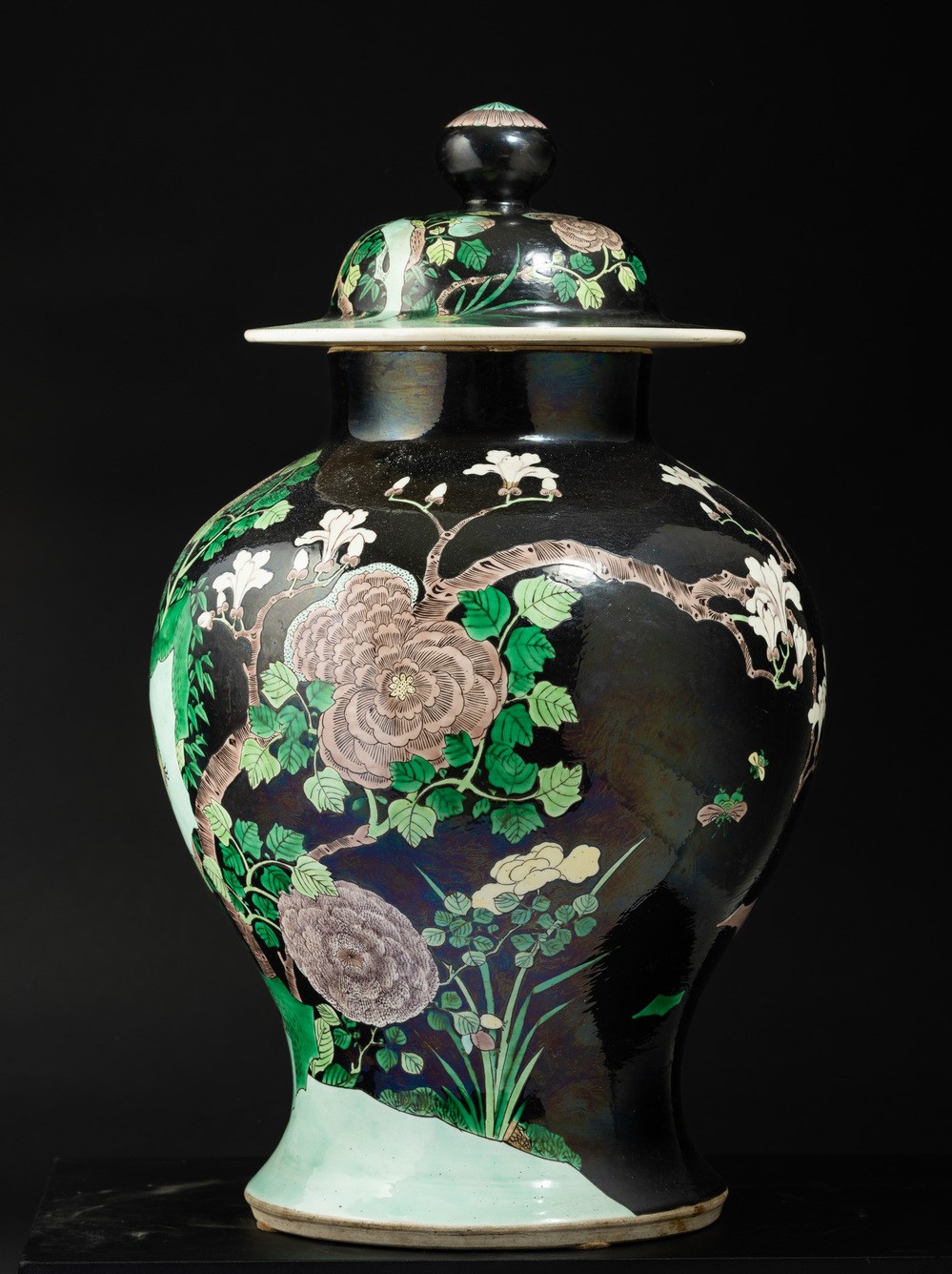 Cina, Dinastia Qing, Potiche con coperchio in porcellana Famiglia Nera raffigurante paesaggio con...